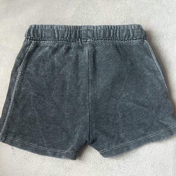 Zara toddler boy dark grey “kangaroo” pouch shorts - Picture 2 of 3